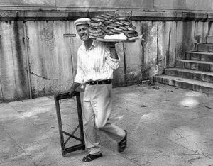 sabahin-altisinda-simit-diye-haykiran-simitci_98317